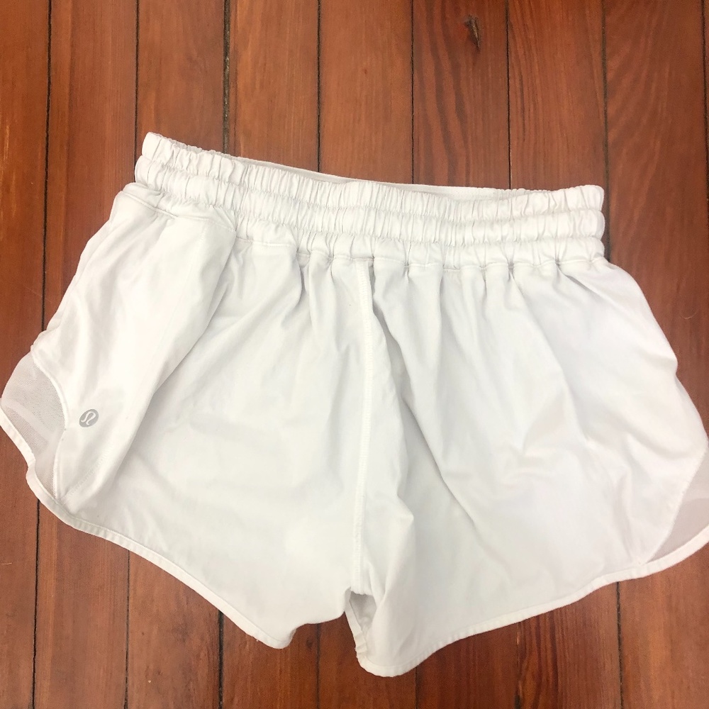Lululemon Hotty Hot Short size 6 -2.5"